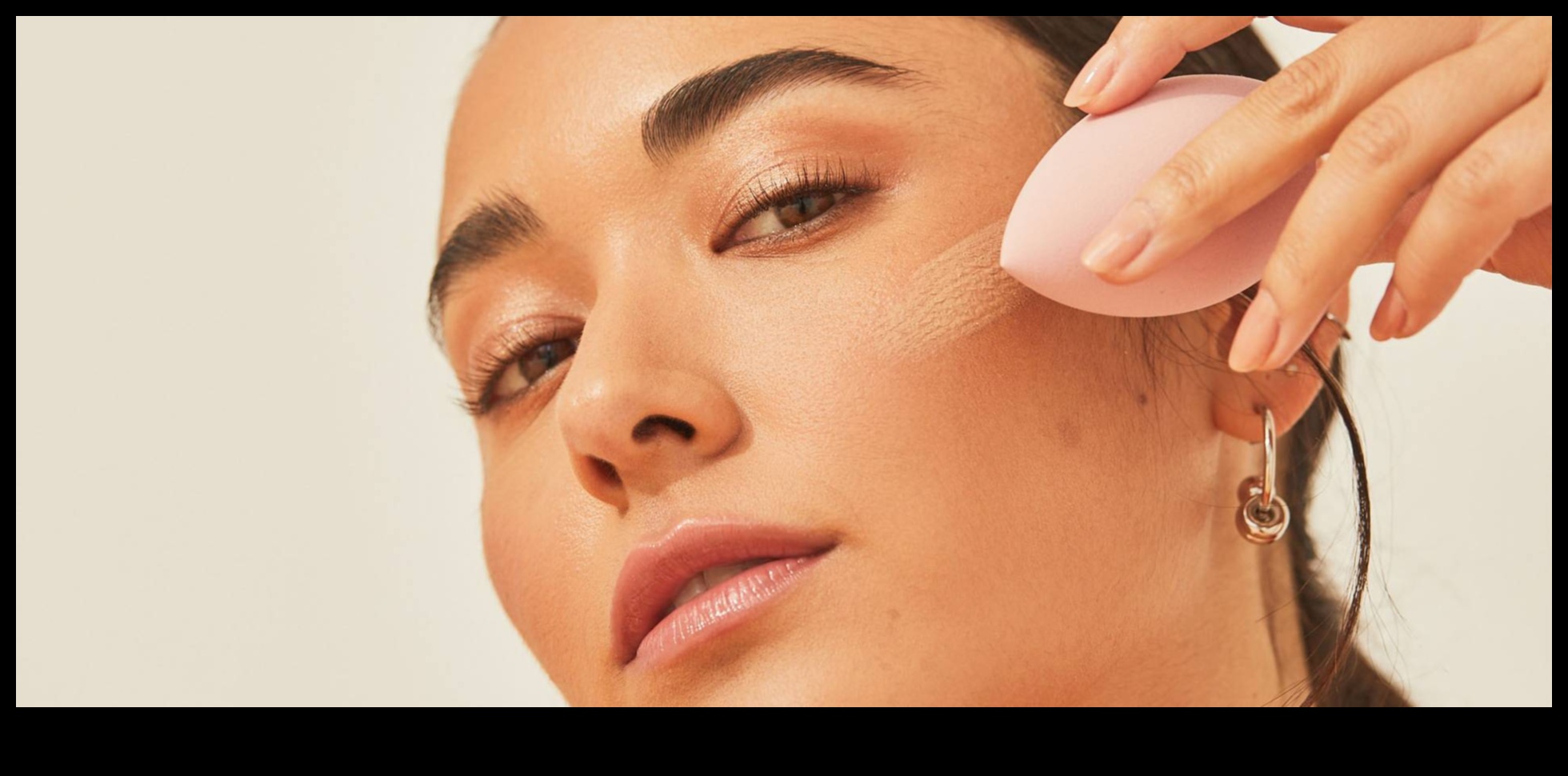 المكياج اليومي للبشرة الجافة 5 نصائح للحصول على مظهر رطب وصحي 3 المكياج اليومي للبشرة الجافة: نصائح للحصول على مظهر رطب وصحي