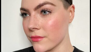 حيل كريم الأساس: طرق مبتكرة لاستخدام قاعدة مكياجك للحصول على إطلالات مختلفة