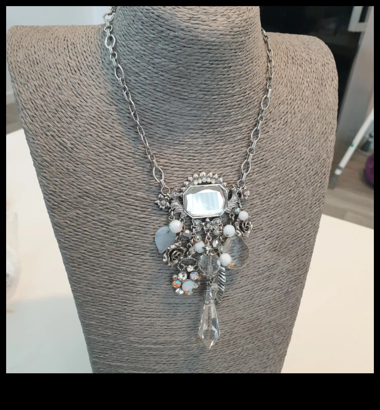 الحلي الفخمة: زيّن نفسك بإبداعاتنا من القلادات المزخرفة