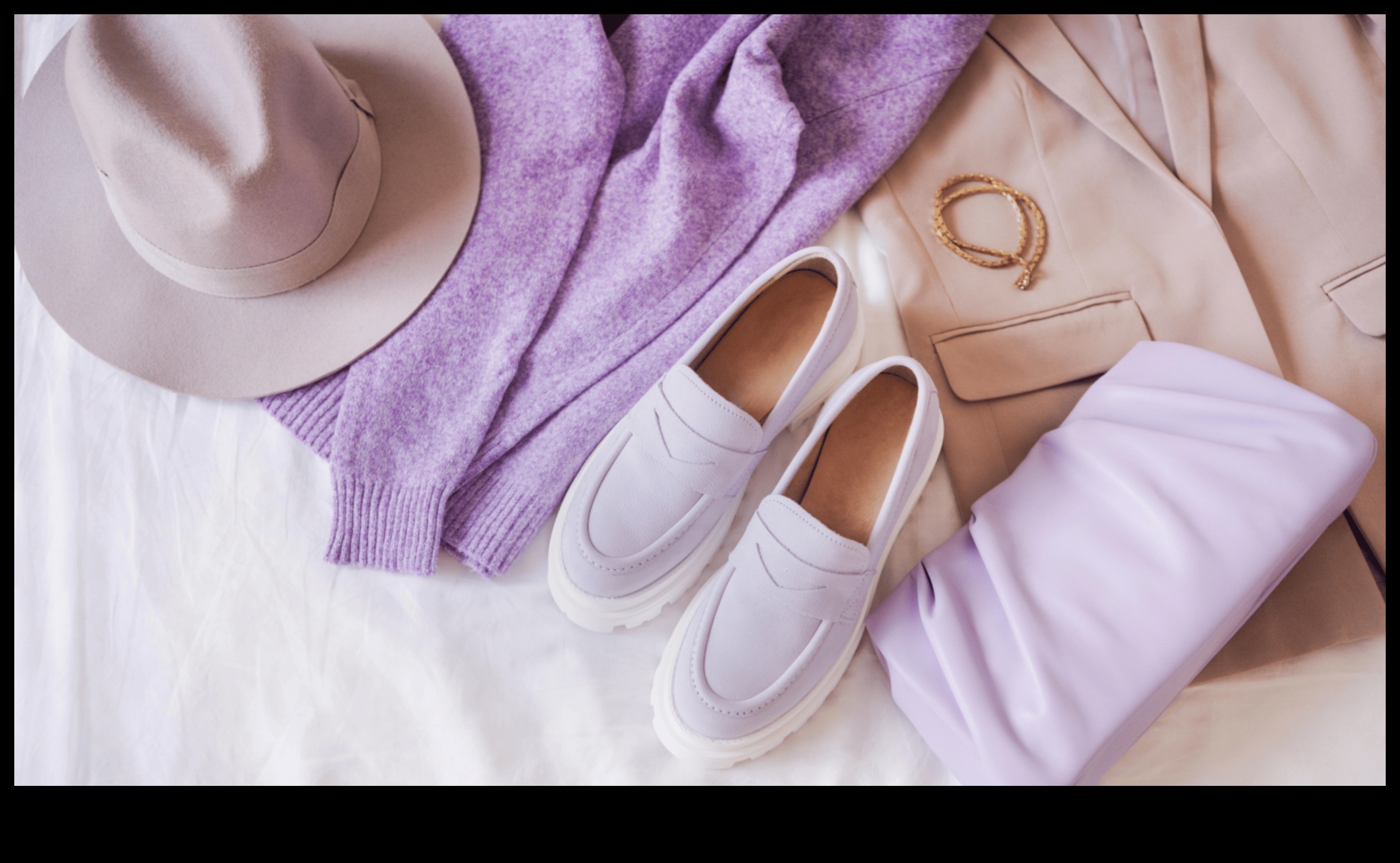 علاقة ساحرة: ارتقِ بخزانة ملابسك باستخدام الإكسسوارات النسائية