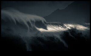 استمرار المتموج والبرية: إطلاق العنان لجمال الأمواج الجامح