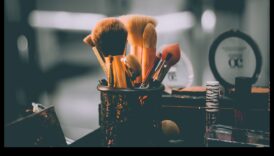 أدوات لا غنى عنها لمجموعة مكياج احترافية: الارتقاء بجمالك