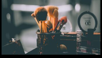 أدوات لا غنى عنها لمجموعة مكياج احترافية: الارتقاء بجمالك