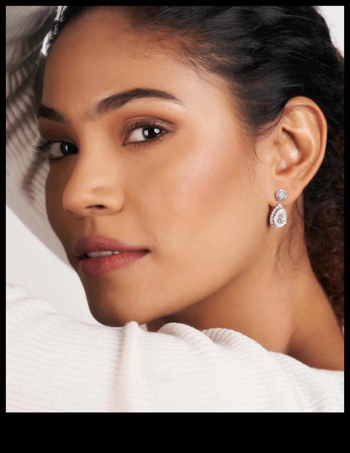 الأناقة الأبدية: الجمال الخالد في كل زوج من أقراطنا