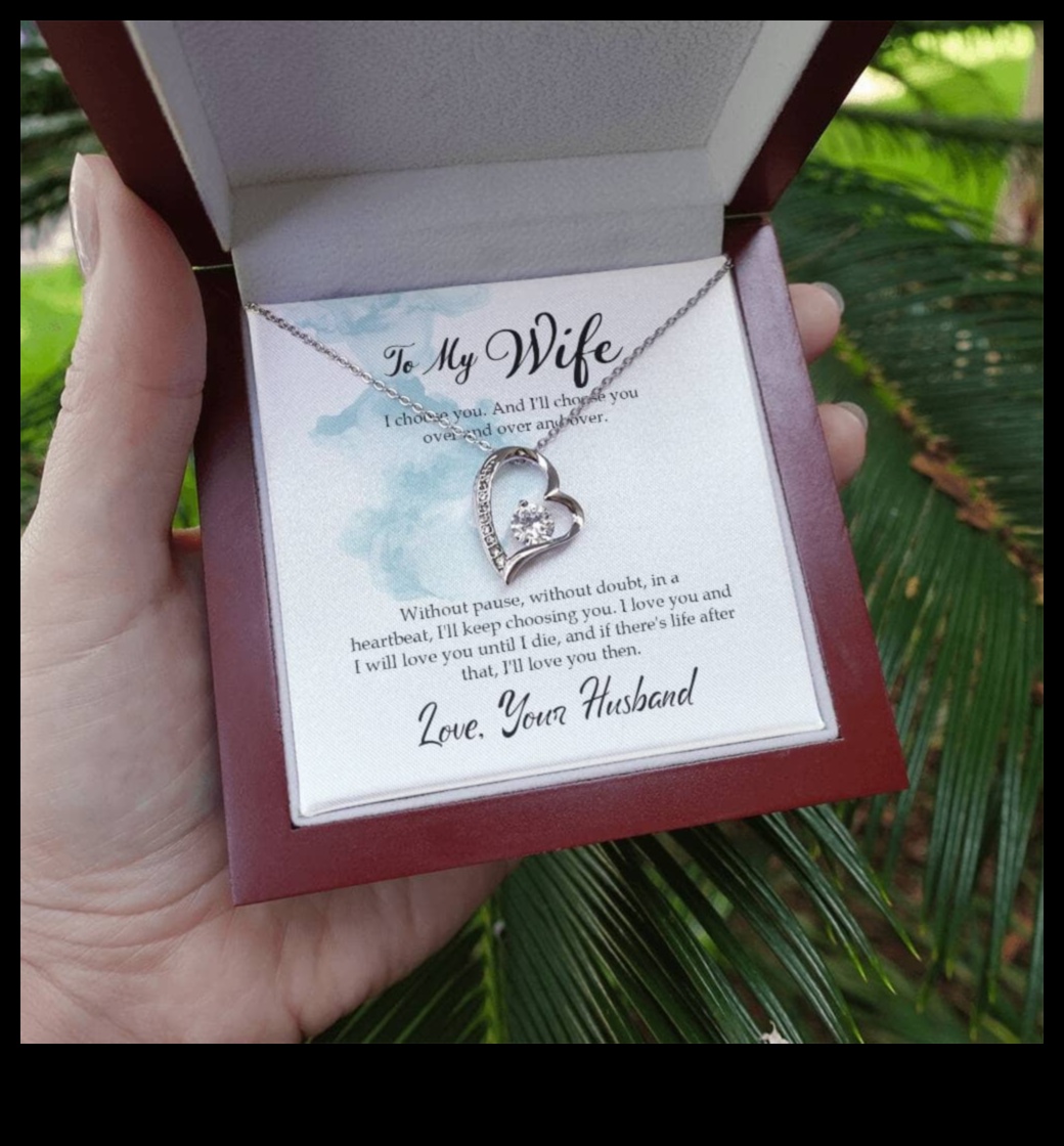 العناق الأبدي: استمتع بالحب الخالد مع أنماط قلاداتنا الأبدية