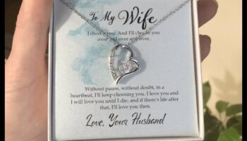 العناق الأبدي: استمتع بالحب الخالد مع أنماط قلاداتنا الأبدية