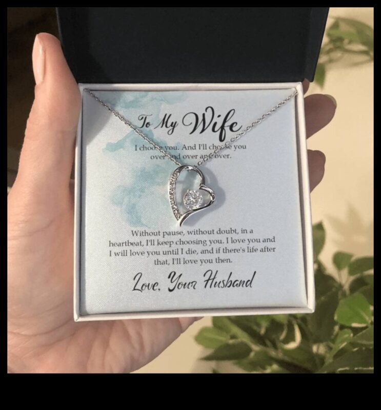 العناق الأبدي: استمتع بالحب الخالد مع أنماط قلاداتنا الأبدية