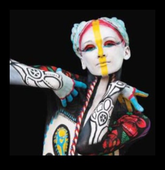 اللوحات الثقافية: تعبيرات متنوعة في زينة الجسم