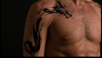 ضربات فرشاة جريئة: براعة بارعة في فن الوشم الخلفي الملحمي