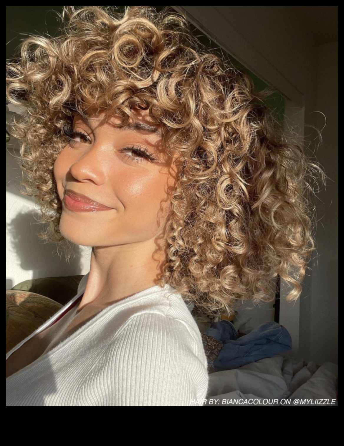 الجمال الأشقر المجعد: احتضني قوامك الطبيعي بأناقة