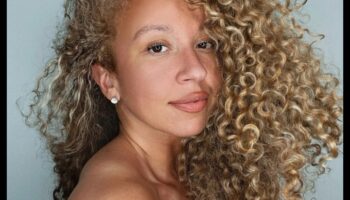 الجمال الأشقر المجعد: احتضني قوامك الطبيعي بأناقة