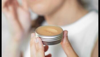 مزيج متوهج يمكنك صنعه بنفسك: اصنع ظل الهايلايتر المثالي المخصص لك