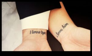 الروابط الرمزية: وشم الزوجين يحتفلان بجوهر الحب الأبدي غير القابل للكسر