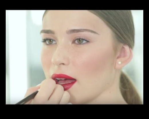 أعجوبة معدنية كيفية إضافة لمسة من التألق إلى مظهر الشفاه الخاص بك 4 أعجوبة معدنية: دمج محددات الشفاه المعدنية في مظهرك