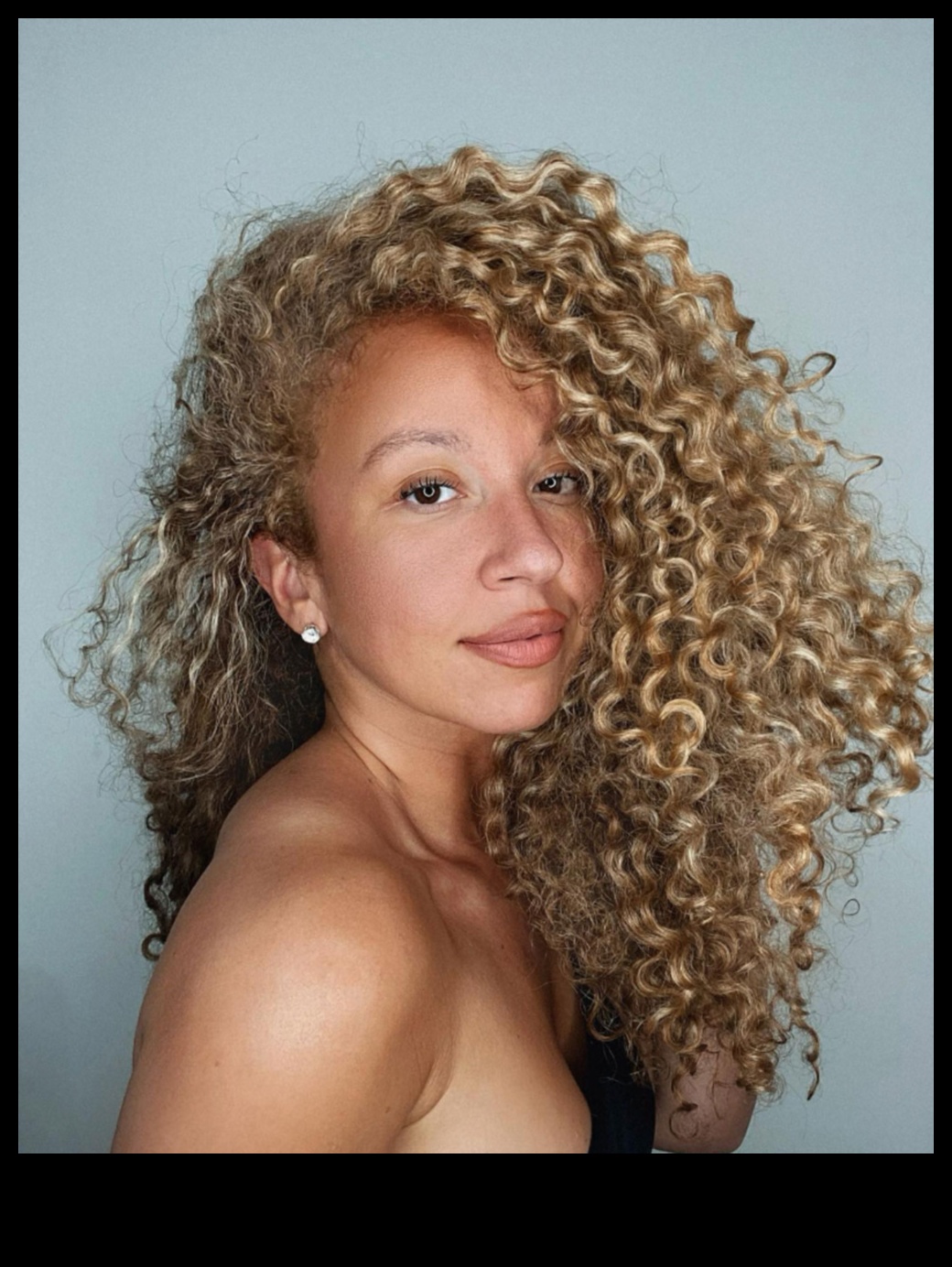 الجمال الأشقر المجعد: احتضني قوامك الطبيعي بأناقة