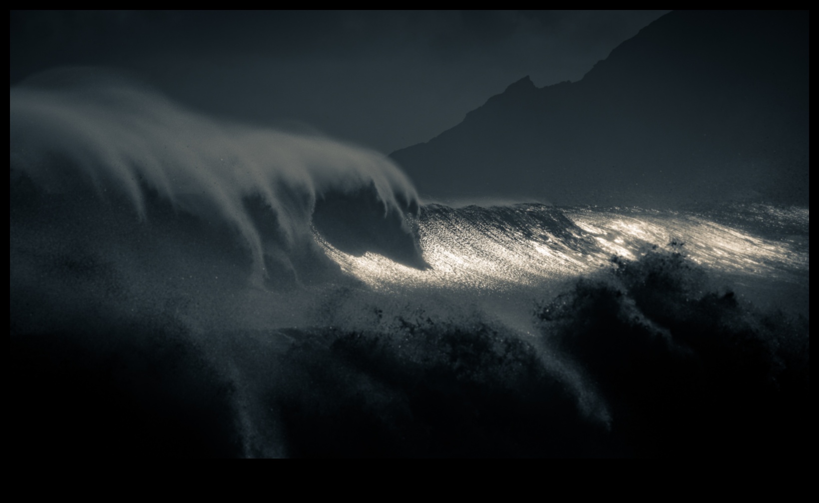 استمرار المتموج والبرية: إطلاق العنان لجمال الأمواج الجامح